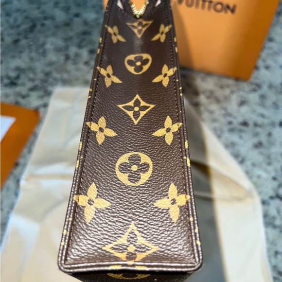 Louis Vuitton Toiletry 26 Authentic - Picture 4 of 7